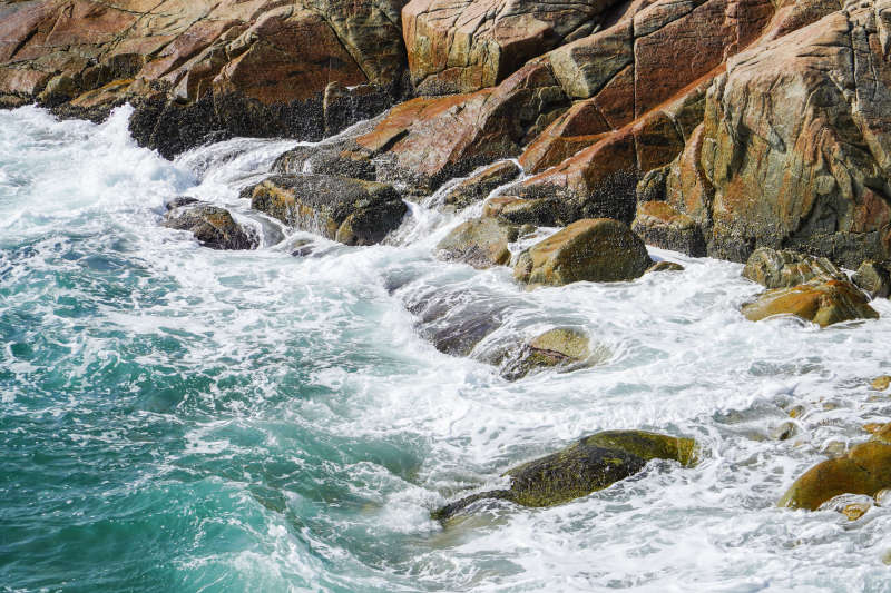 海浪拍打岩石图片
