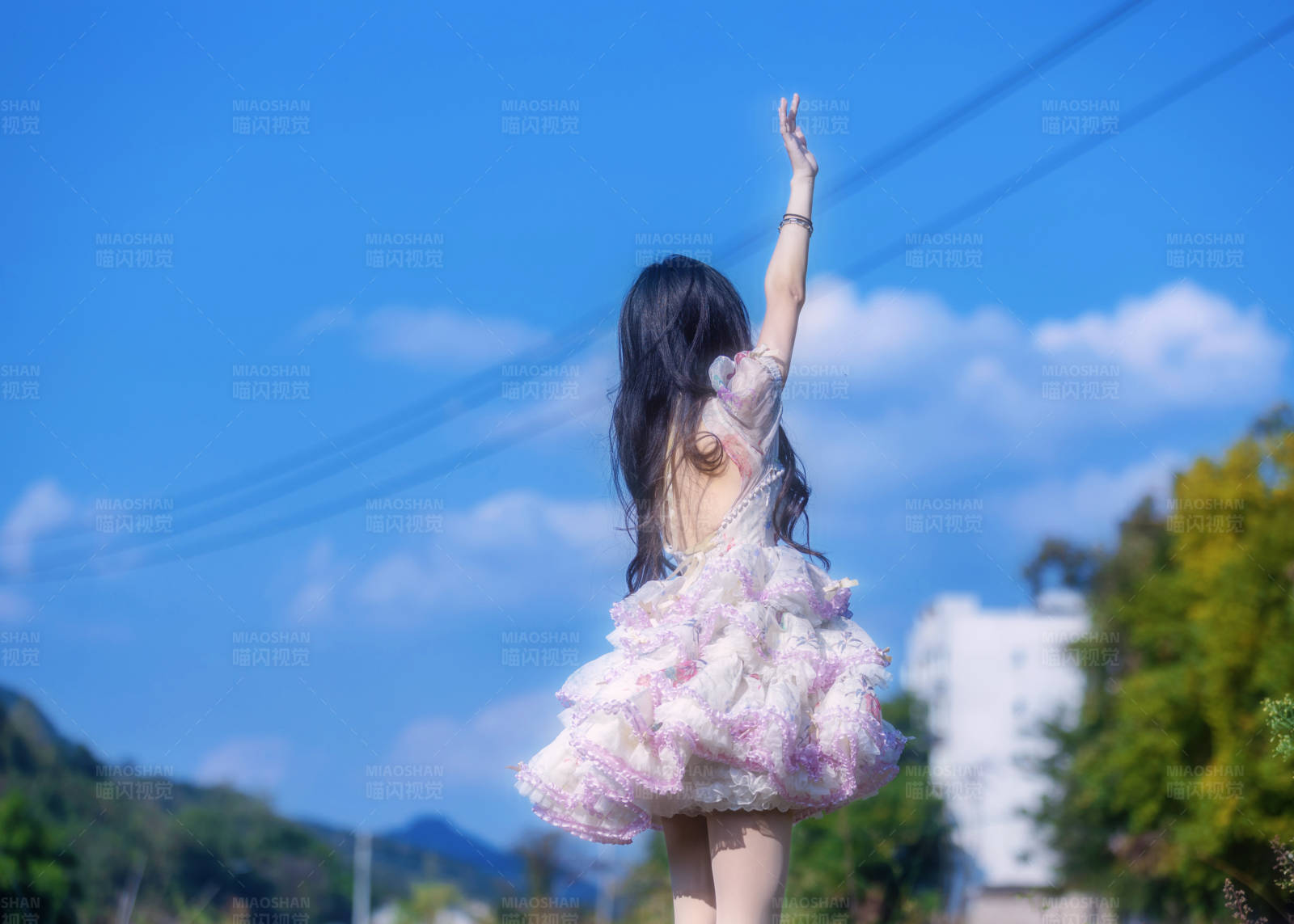 天空下的花裙少女图片