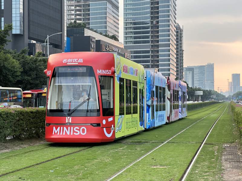 MINISO广告有轨电车图片