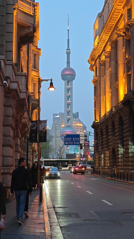 上海夜景中的东方明珠图片