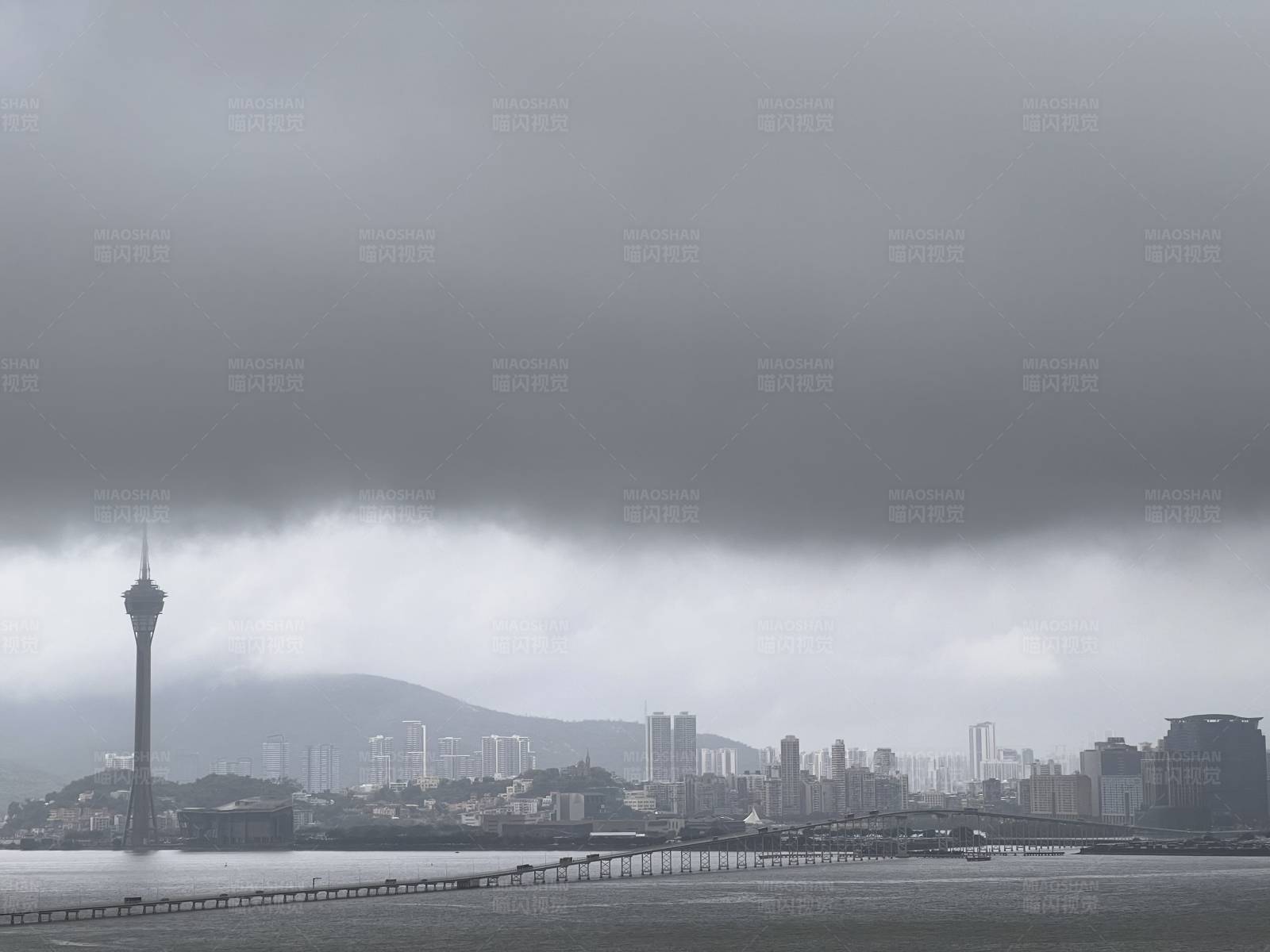 雨云笼罩的城市天际线图片