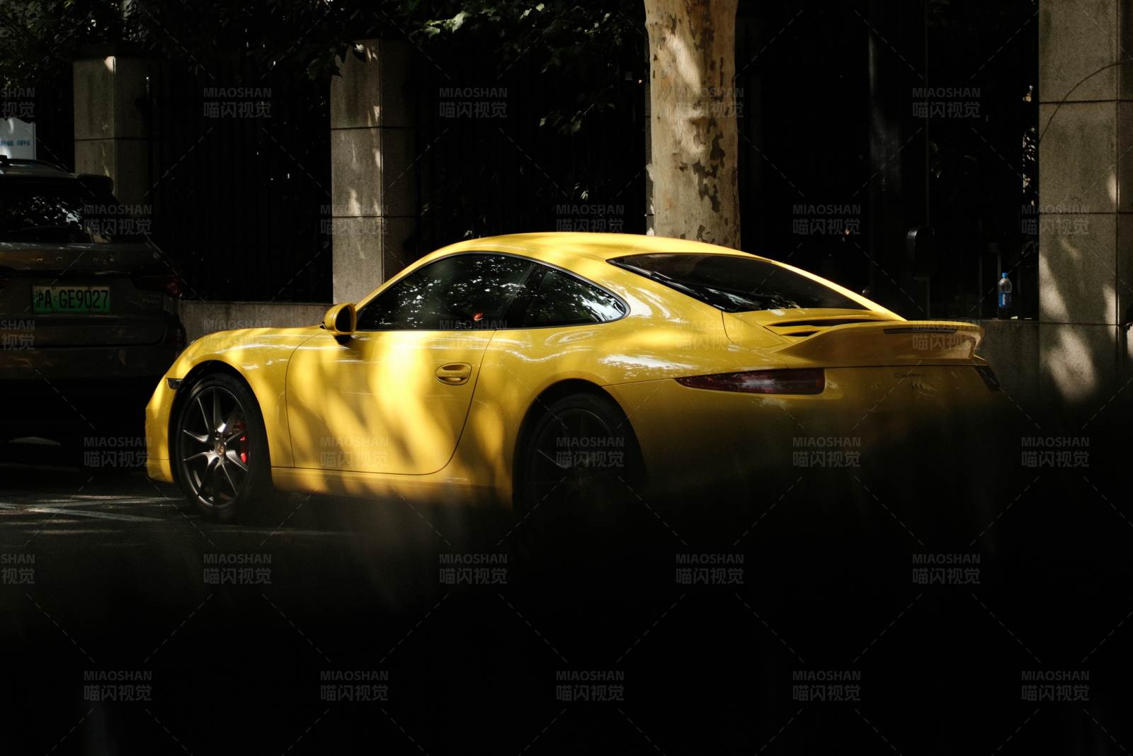 黄色跑车在阴影中图片