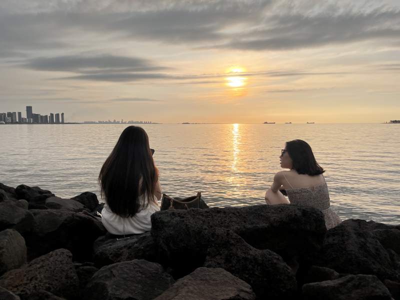 夕阳下的海边对话图片