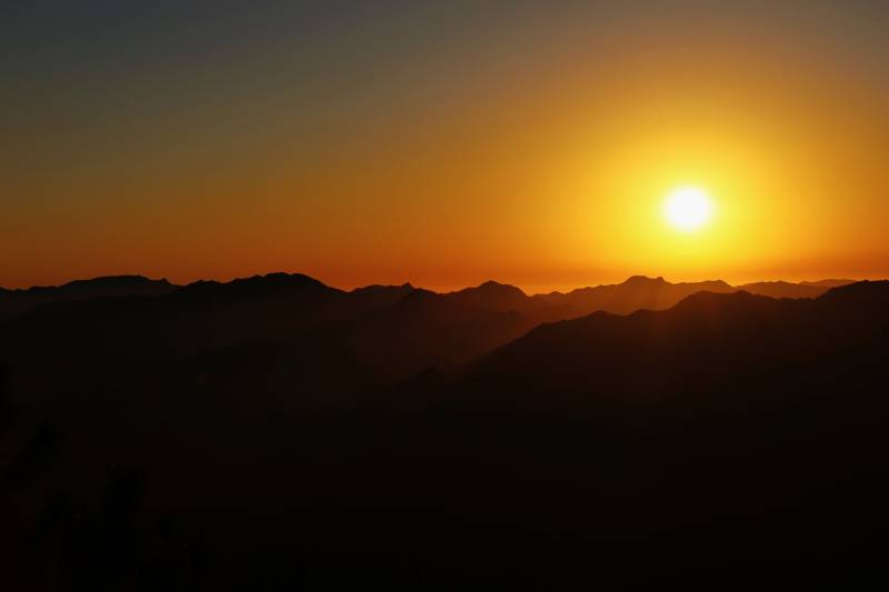 山间落日余晖图片