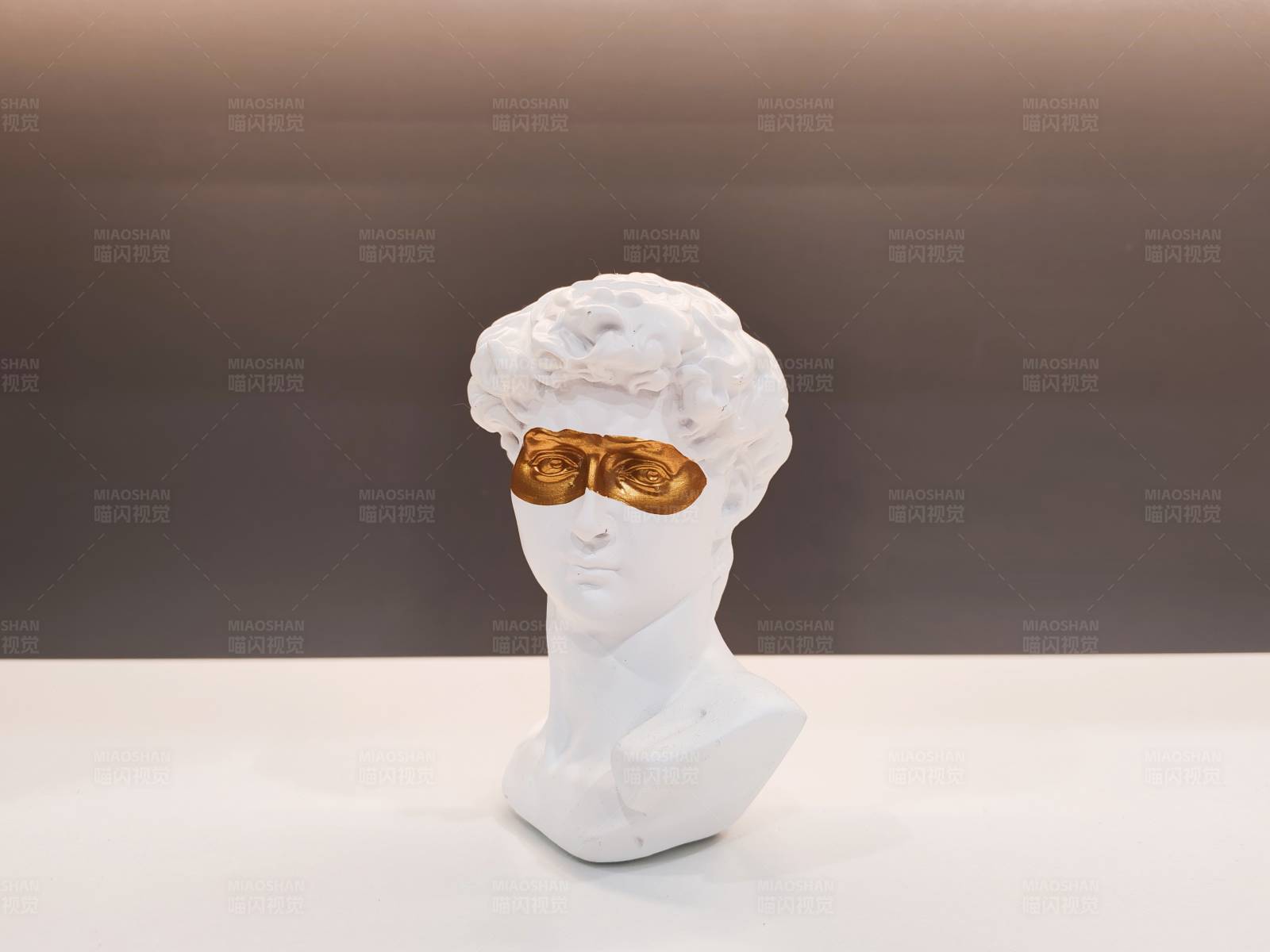 戴金眼镜的石膏头像图片