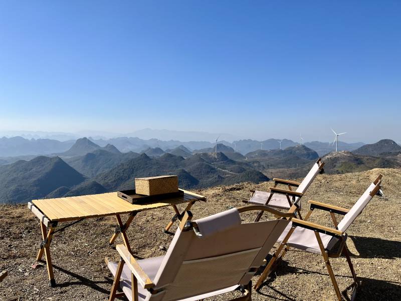 山顶休闲椅与风景图片