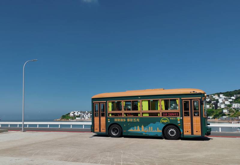 海边的观光巴士图片