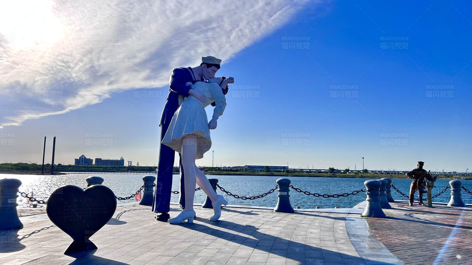 水边的浪漫雕像图片