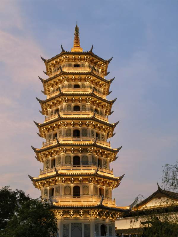 金色佛塔映夕阳图片