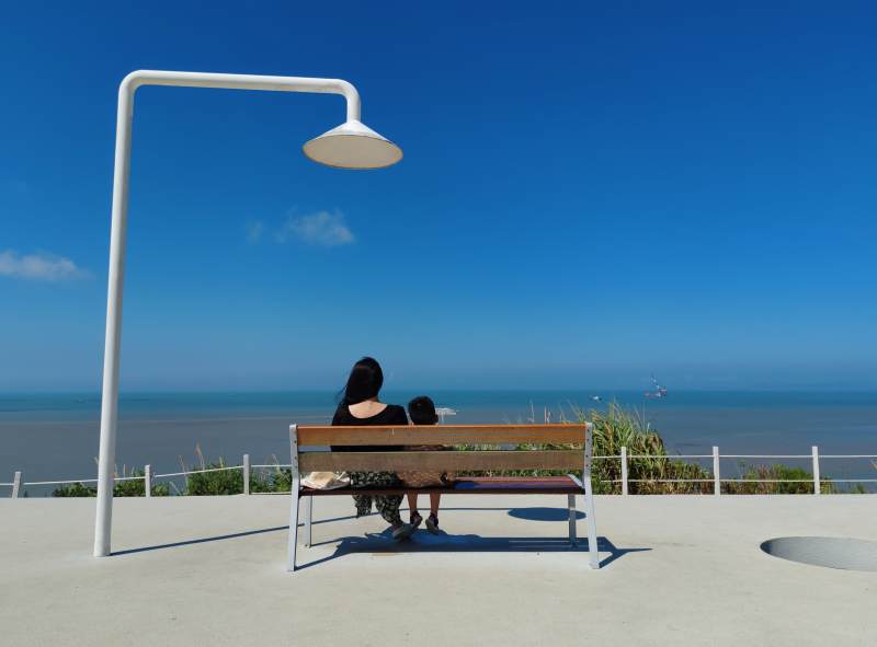 海边长椅上的宁静时光图片