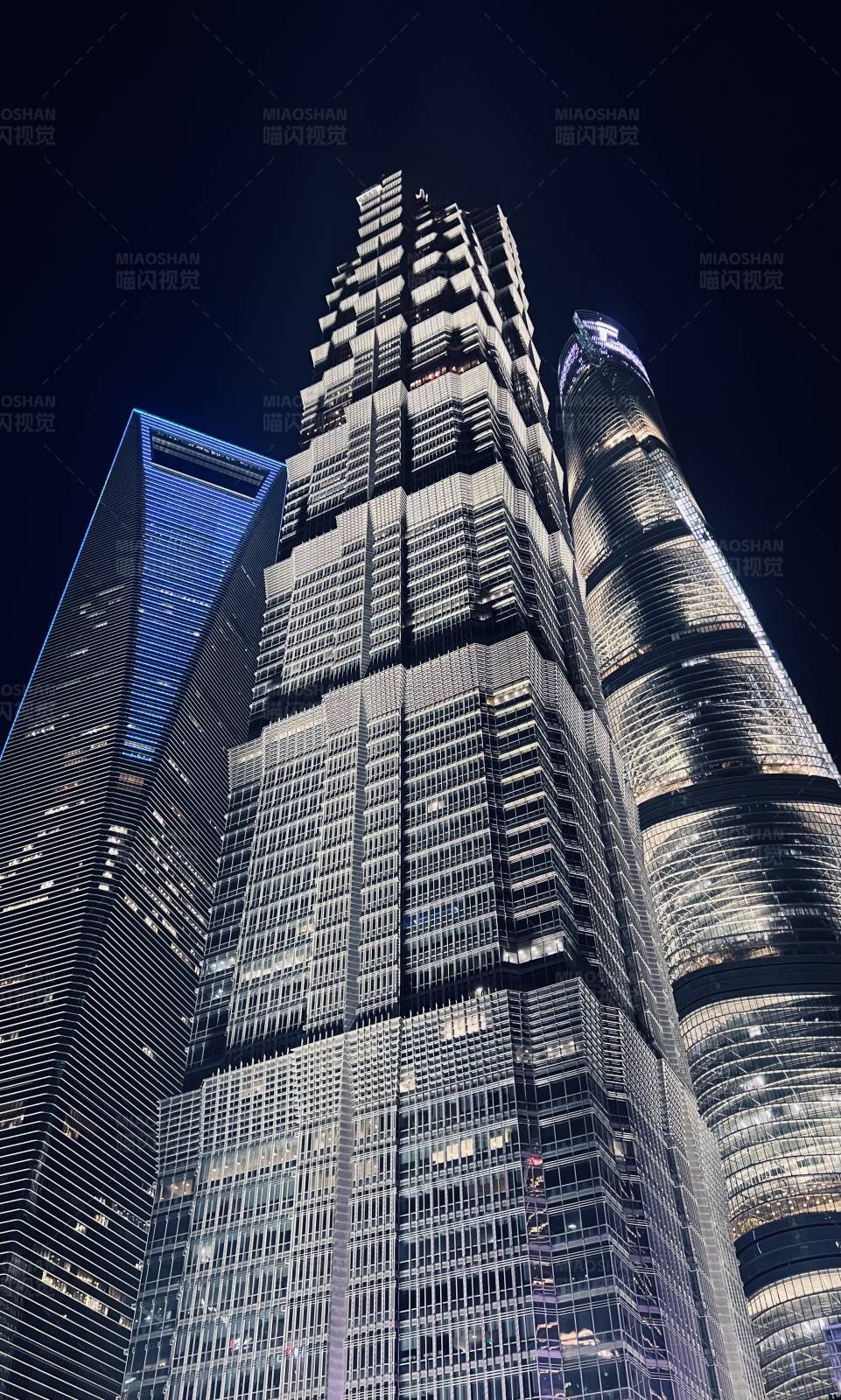 上海夜景中的摩天大楼图片