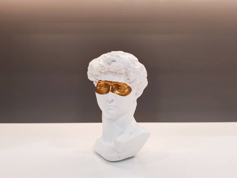 戴金眼镜的石膏头像图片