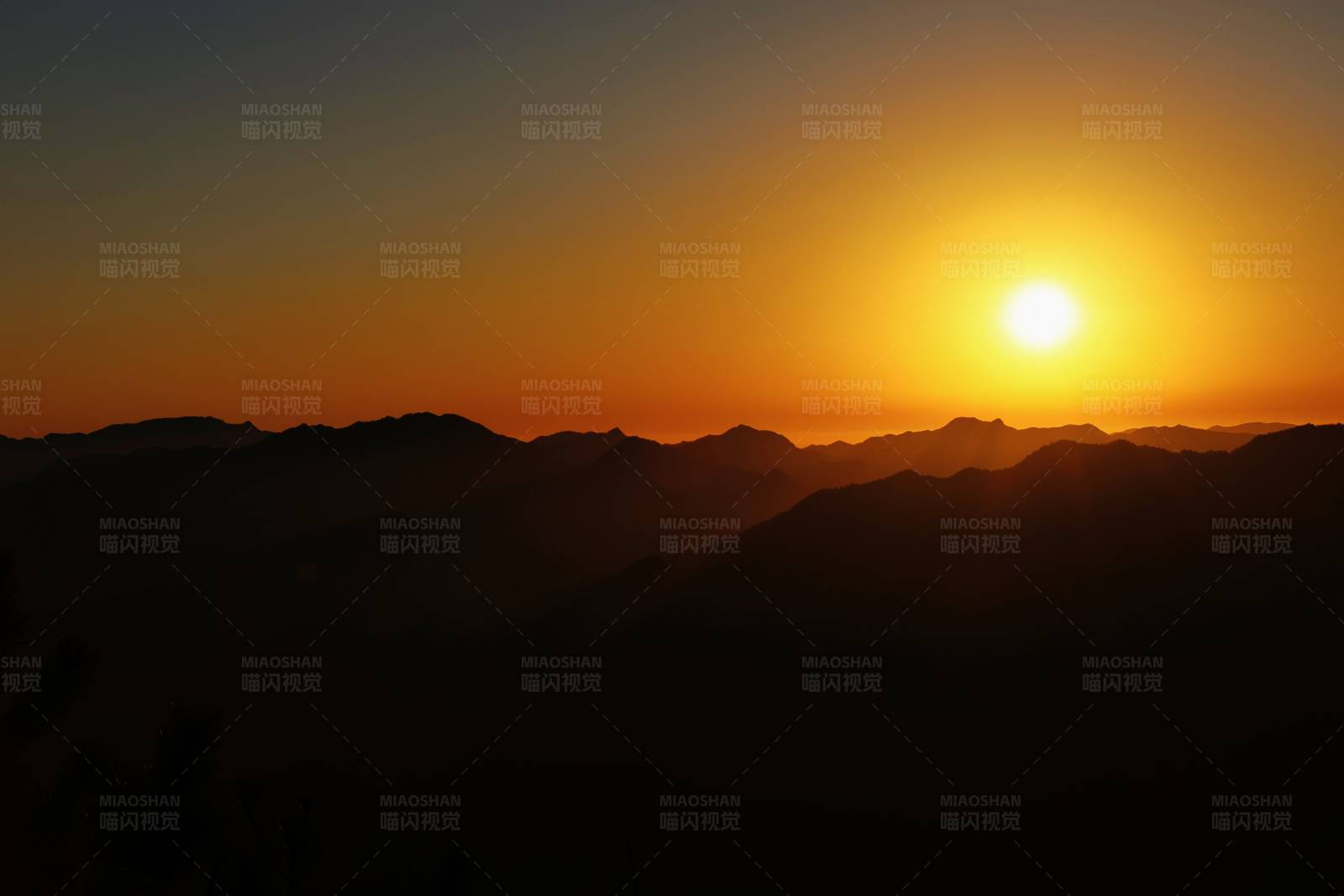 山间落日余晖图片