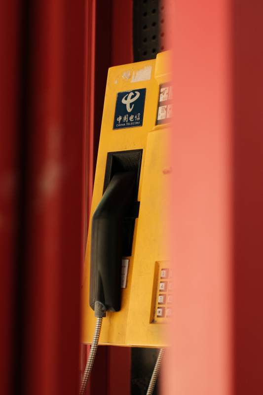 黄色公用电话亭图片