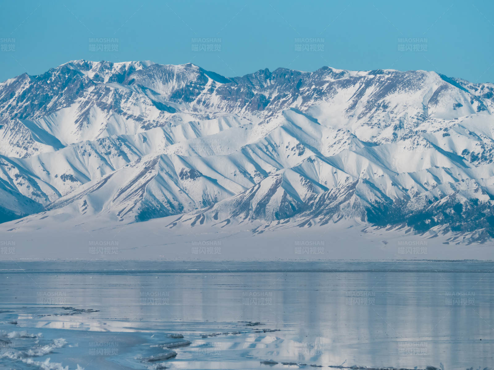 雪峰倒映湖面图片