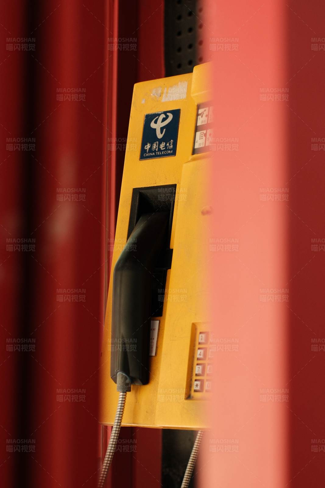 黄色公用电话亭图片