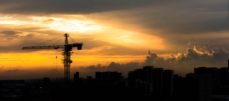 夕阳下的建筑工地图片