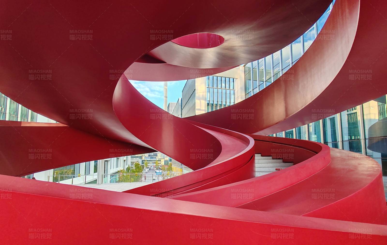 红色螺旋楼梯图片