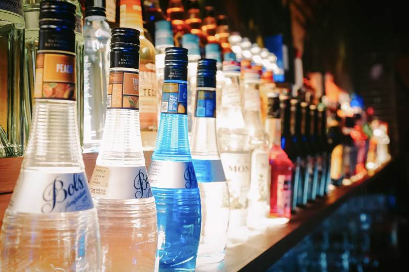 酒吧里的各种酒瓶图片