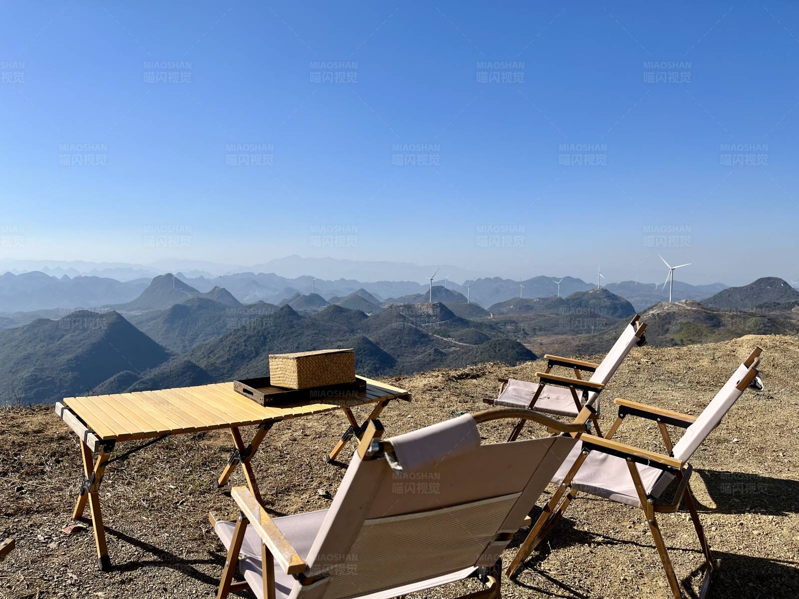 山顶休闲椅与风景图片