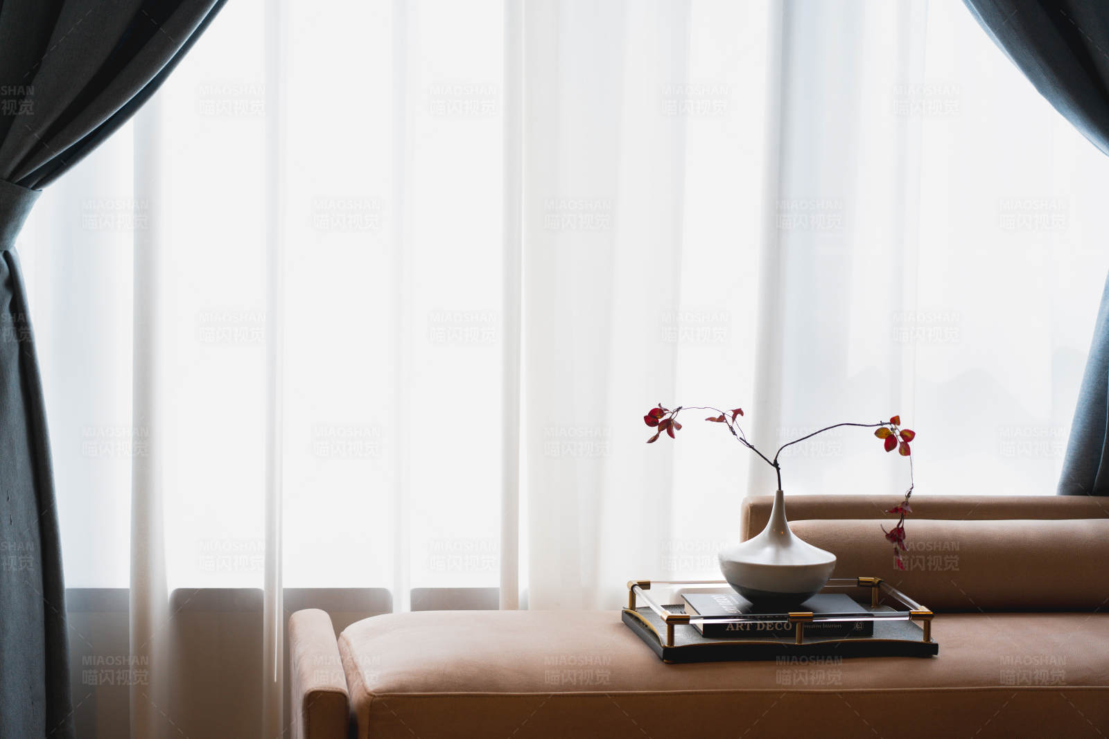 窗边的静谧花瓶图片