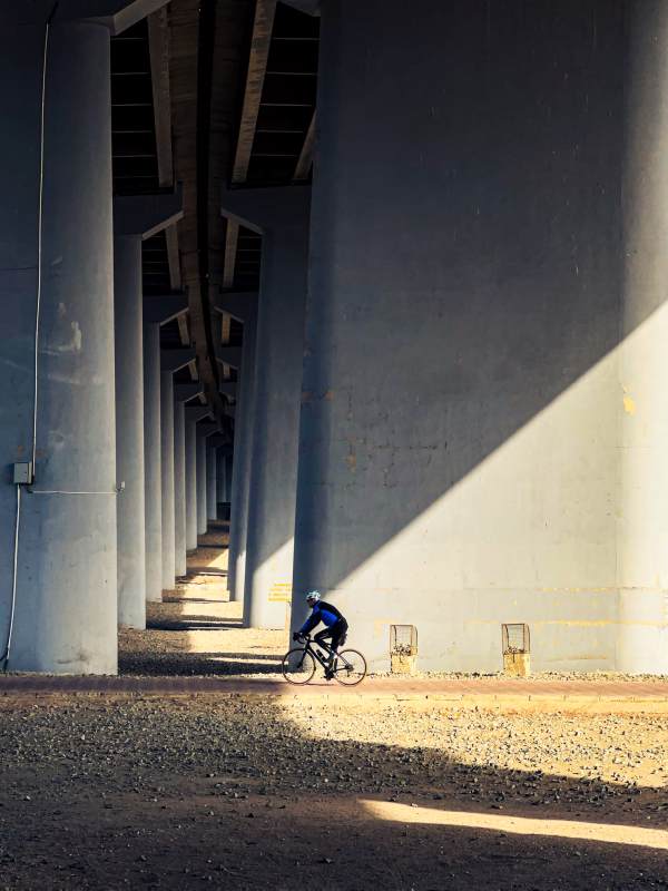 桥下骑车人图片