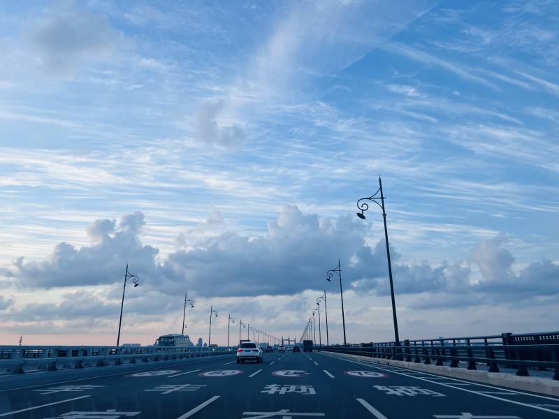 大桥上的清晨图片