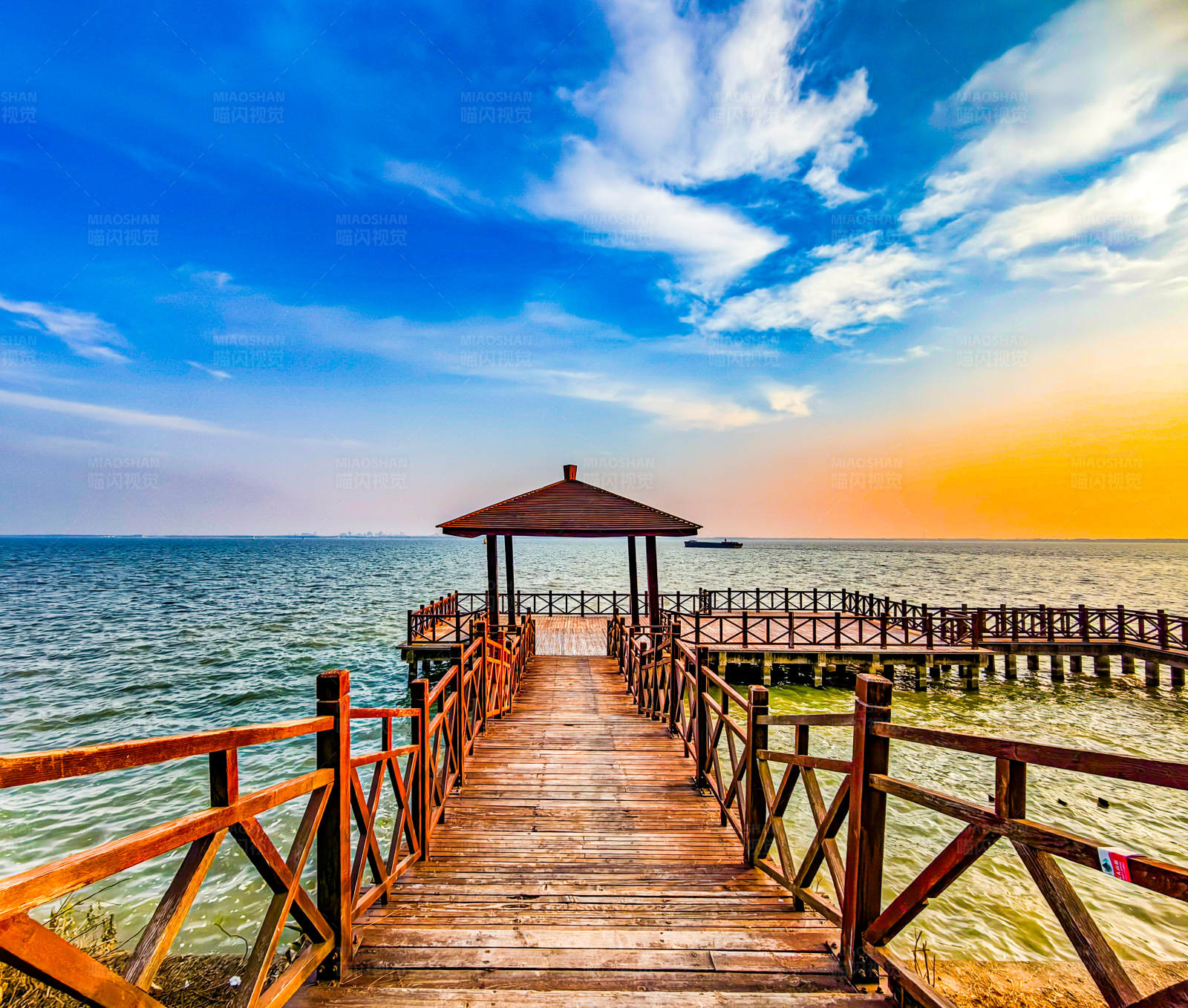 日落时的海上木桥图片