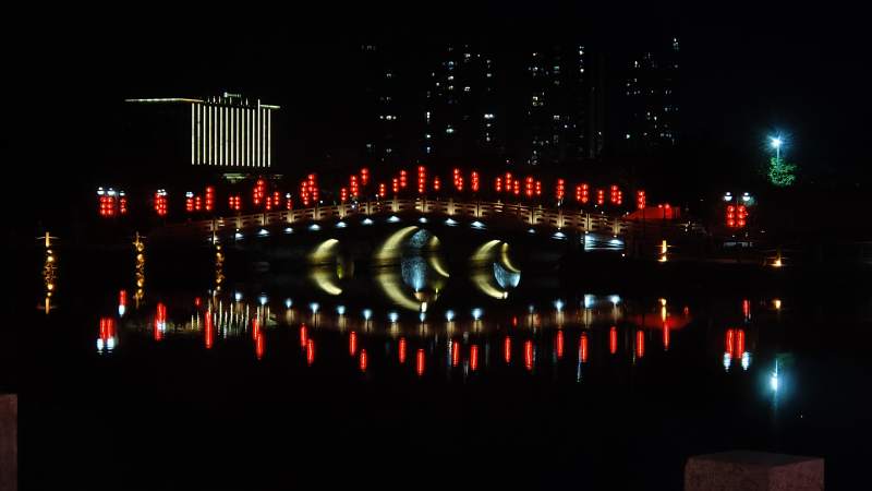 夜色中的灯光桥图片