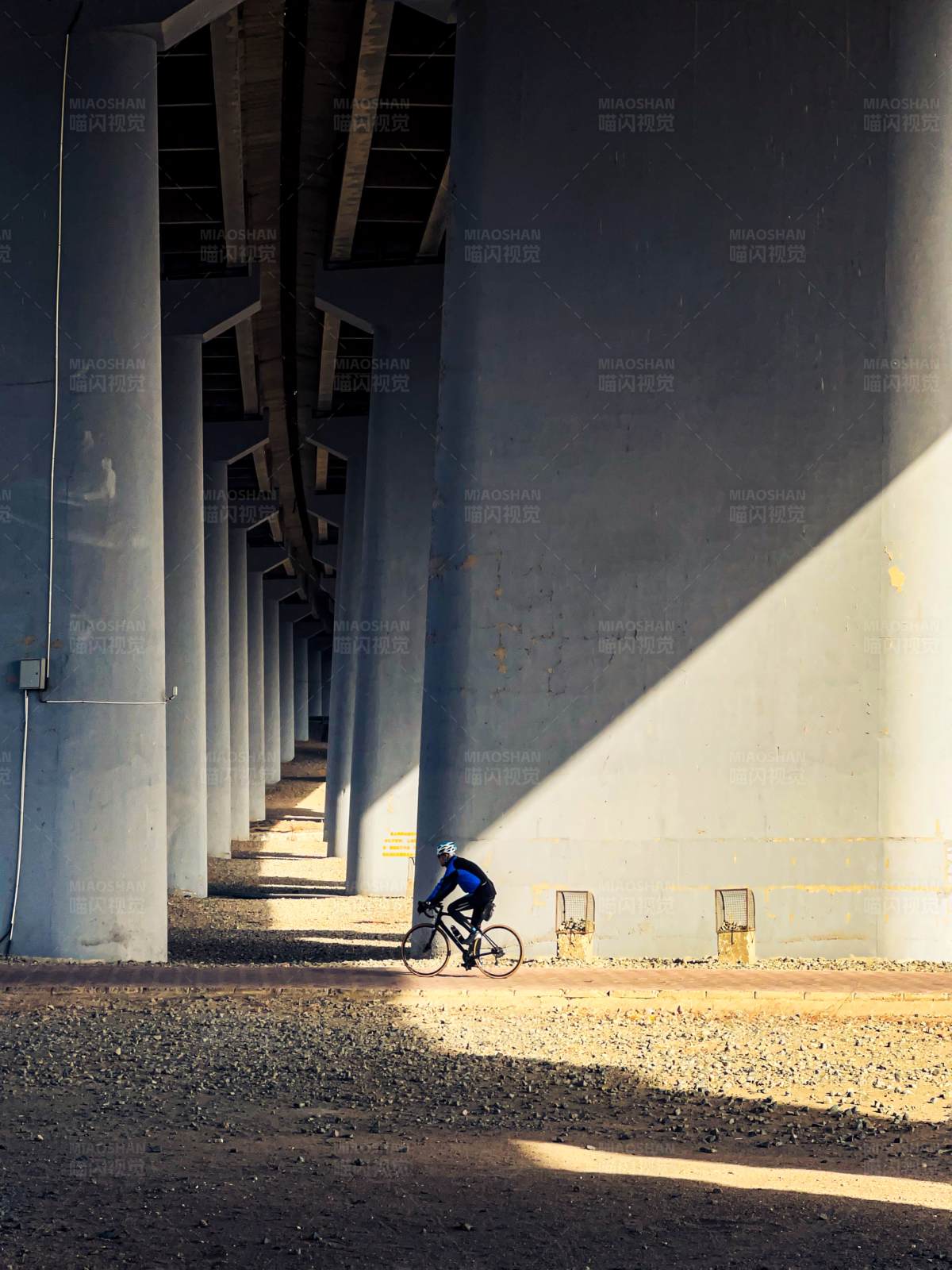 桥下骑车人图片