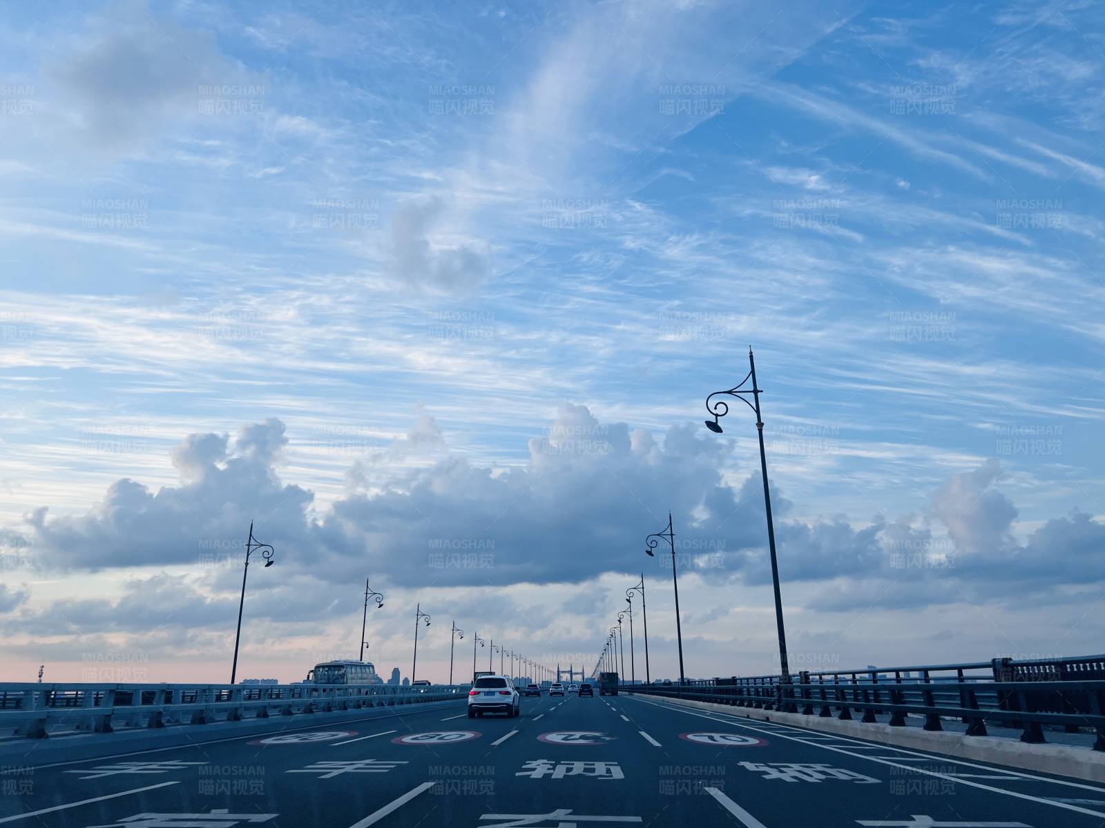 大桥上的清晨图片