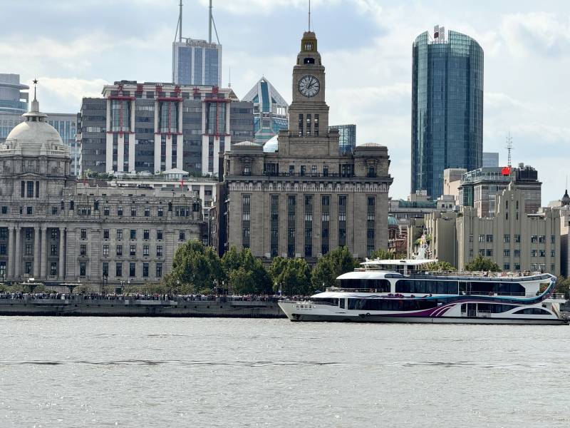 上海外滩与黄浦江游船图片