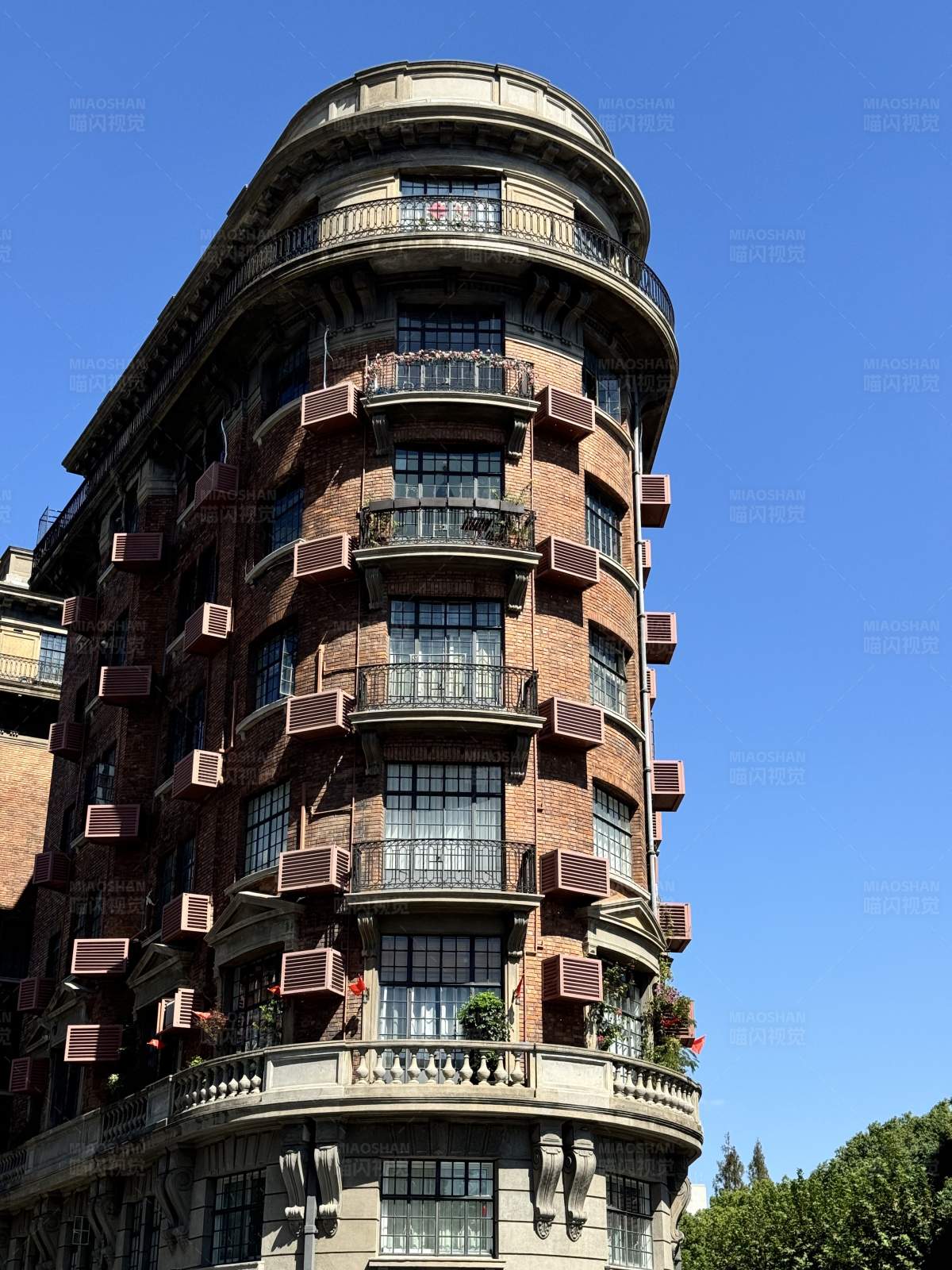 弯曲建筑与蓝天图片