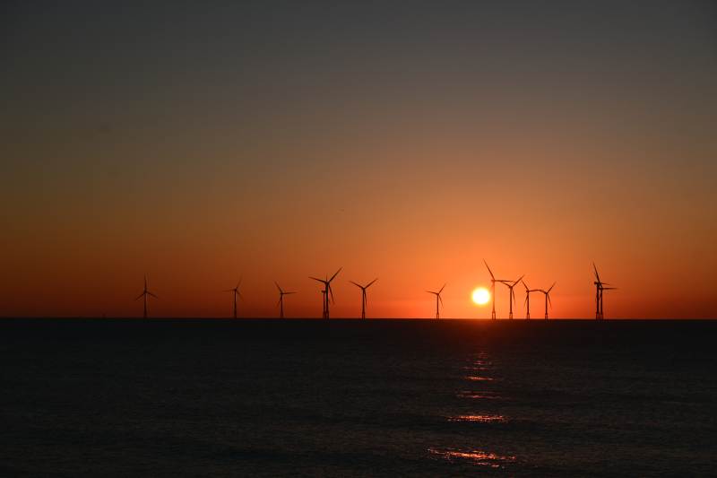 海上风电场日落图片