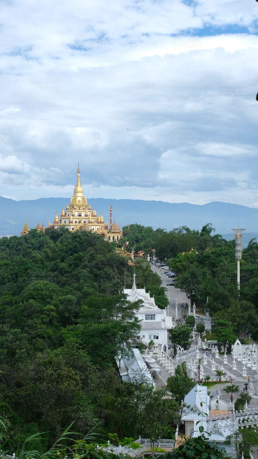山巅金殿--云南芒市图片