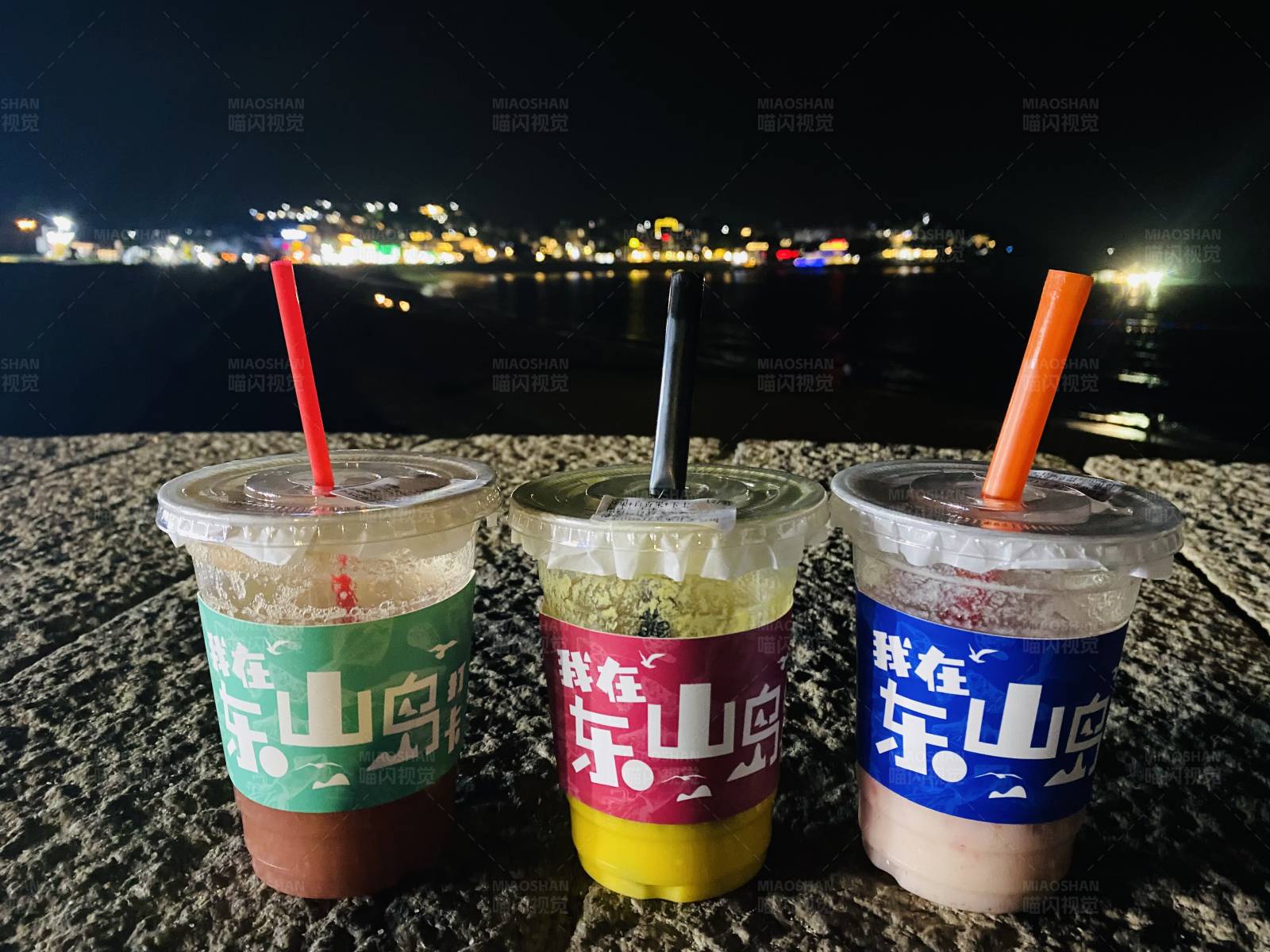 夜景下的三杯饮品图片