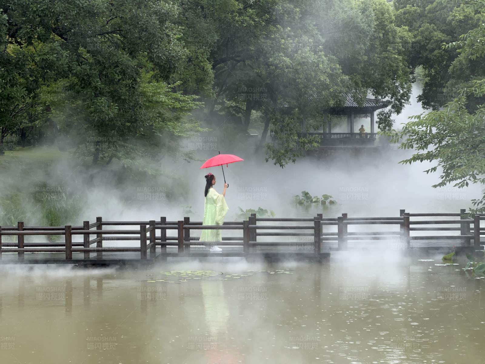 雨中桥上持伞人图片