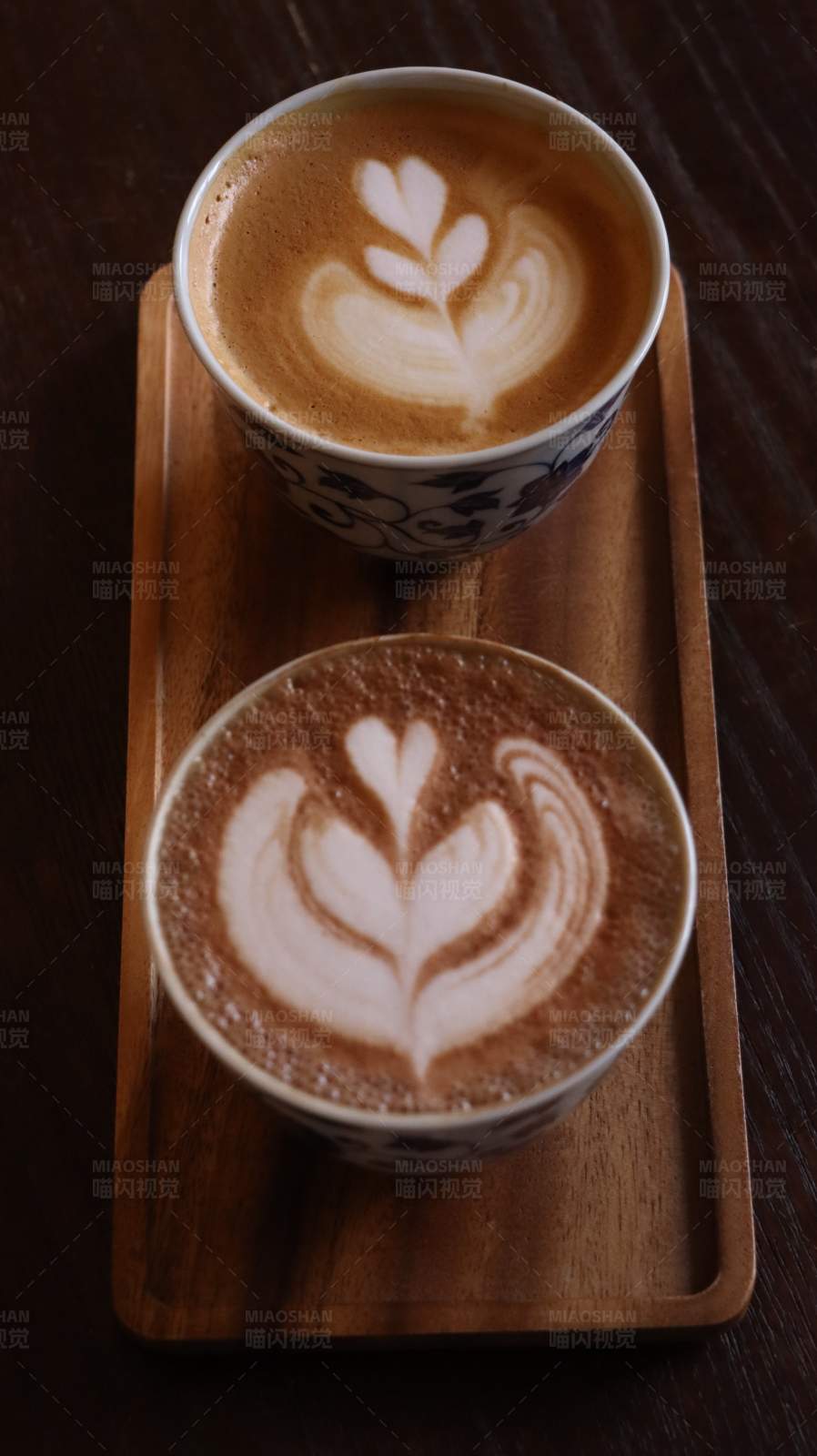 两杯拿铁咖啡图片