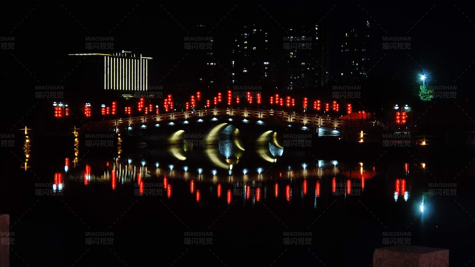 夜色中的灯光桥图片