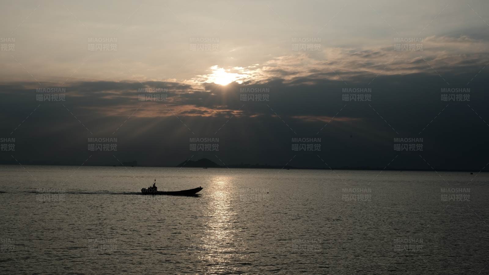 夕阳下的孤舟图片