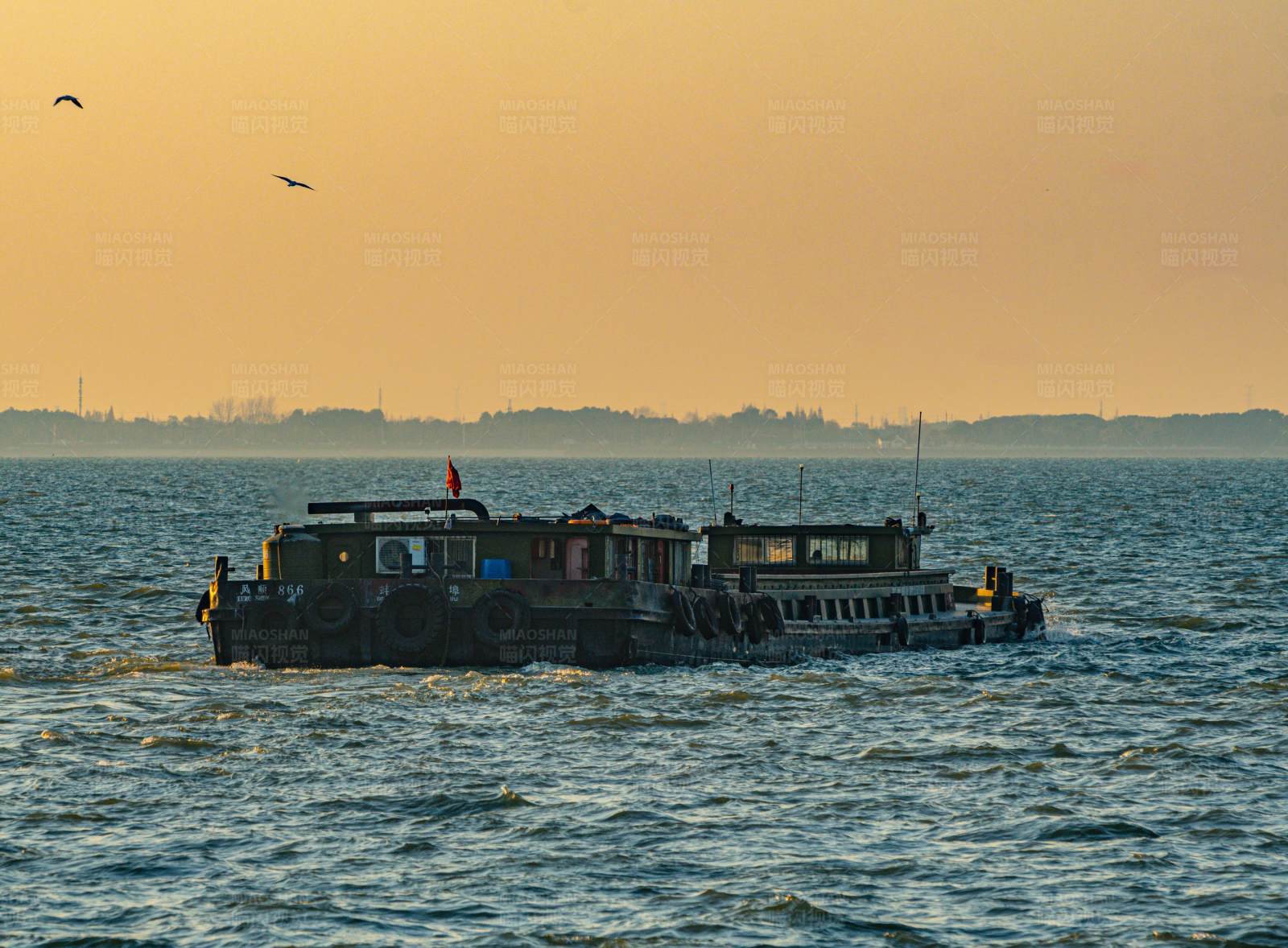 夕阳下的渡轮图片