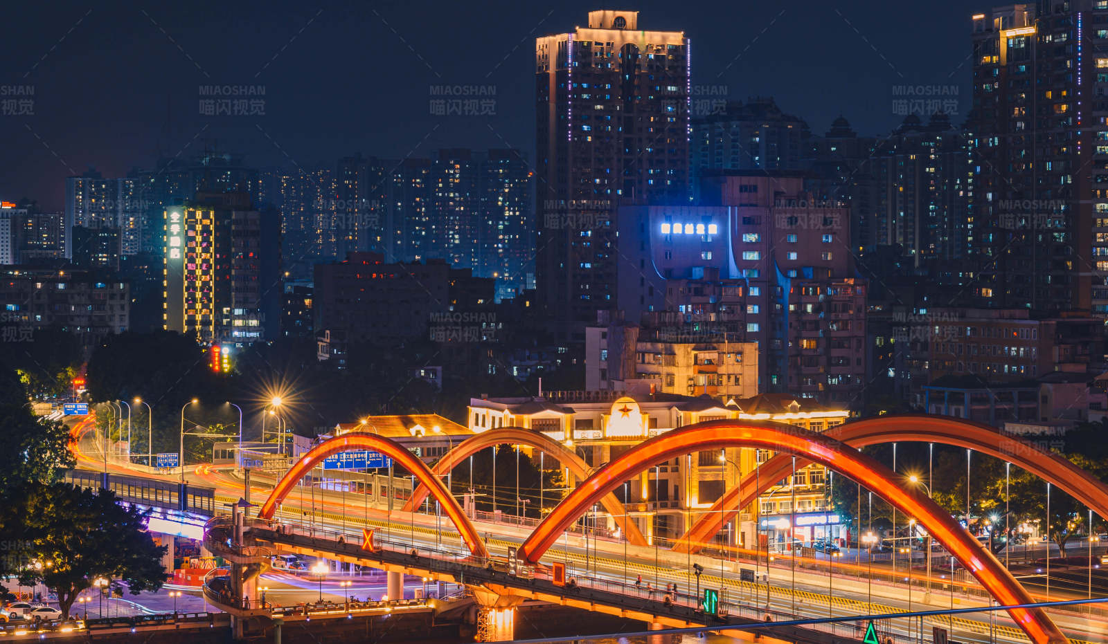 夜色下的城市桥梁图片