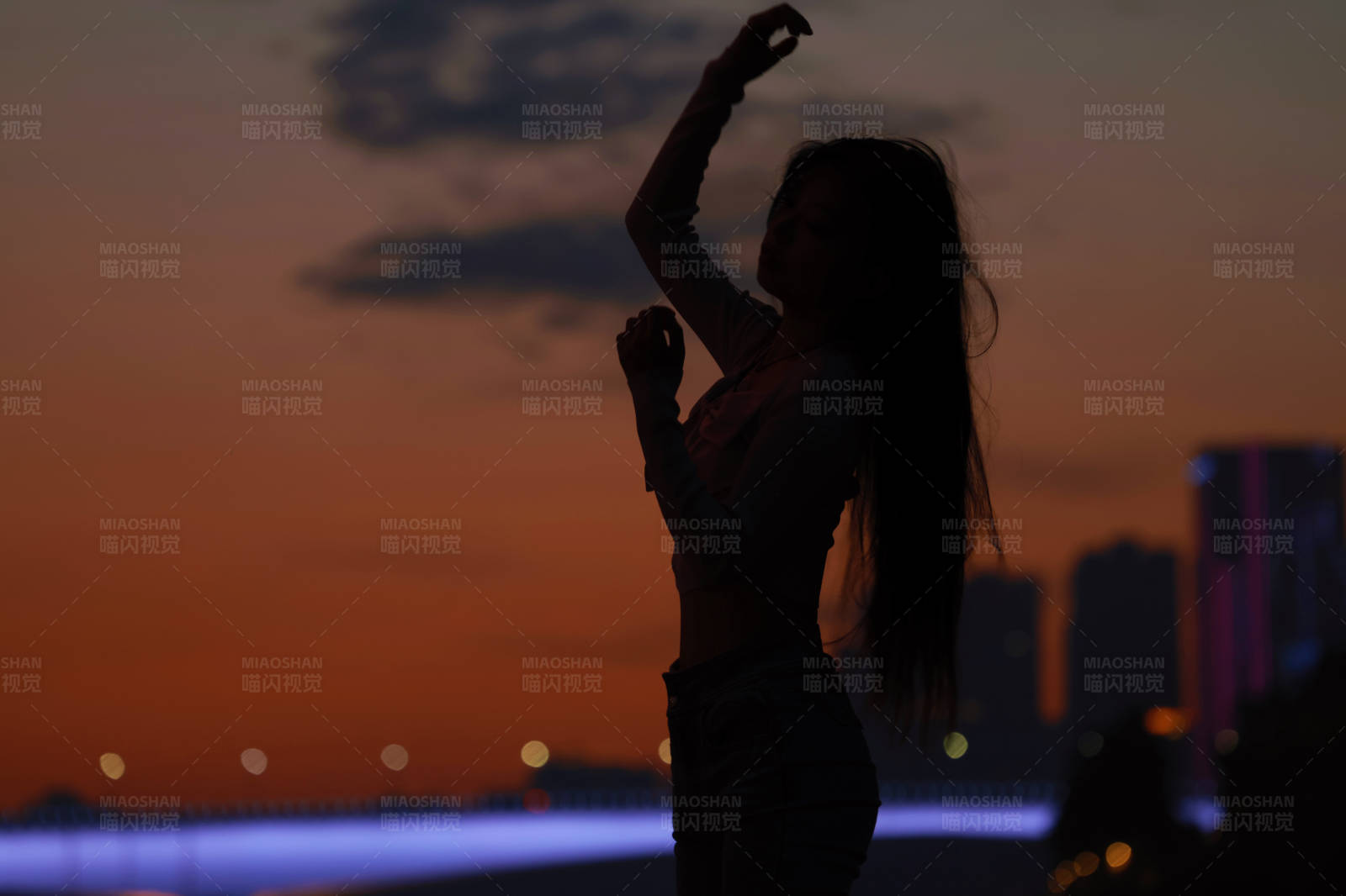 夕阳下的舞者剪影图片