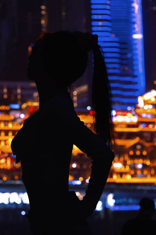 夜色下的城市剪影图片