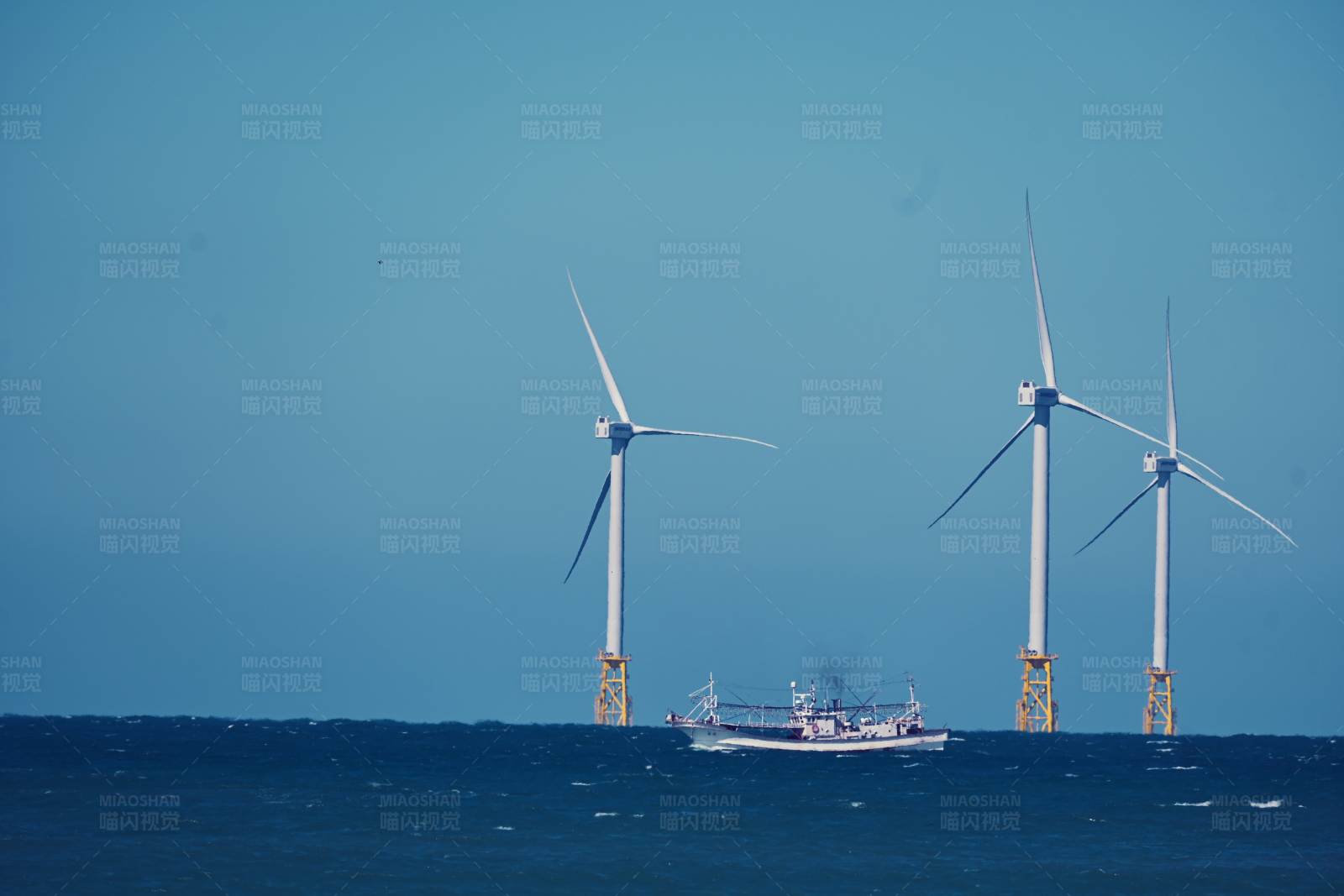 海上风电场与船只图片