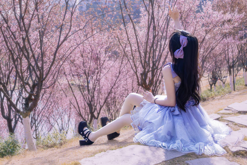 樱花树下的梦幻少女图片