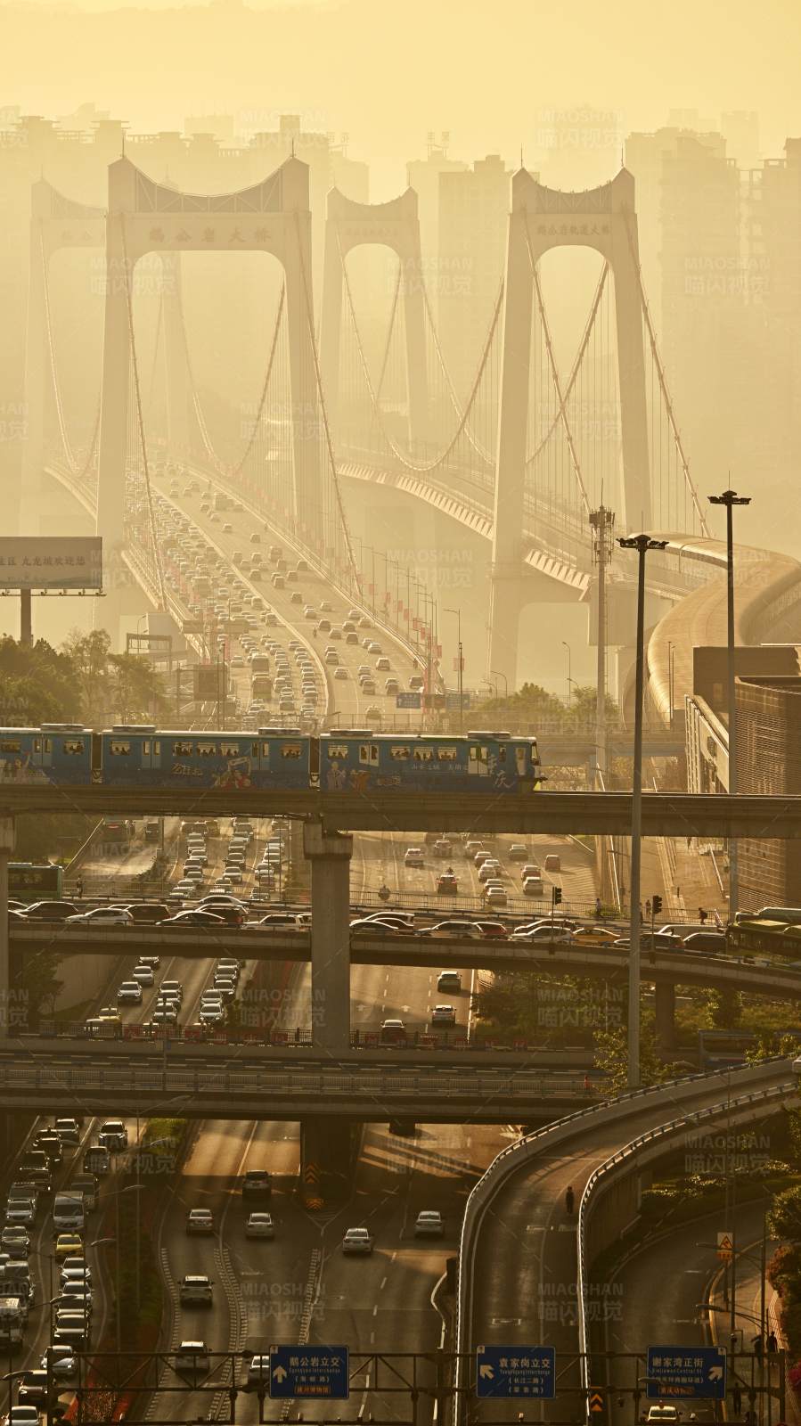 繁忙都市的清晨交通图片