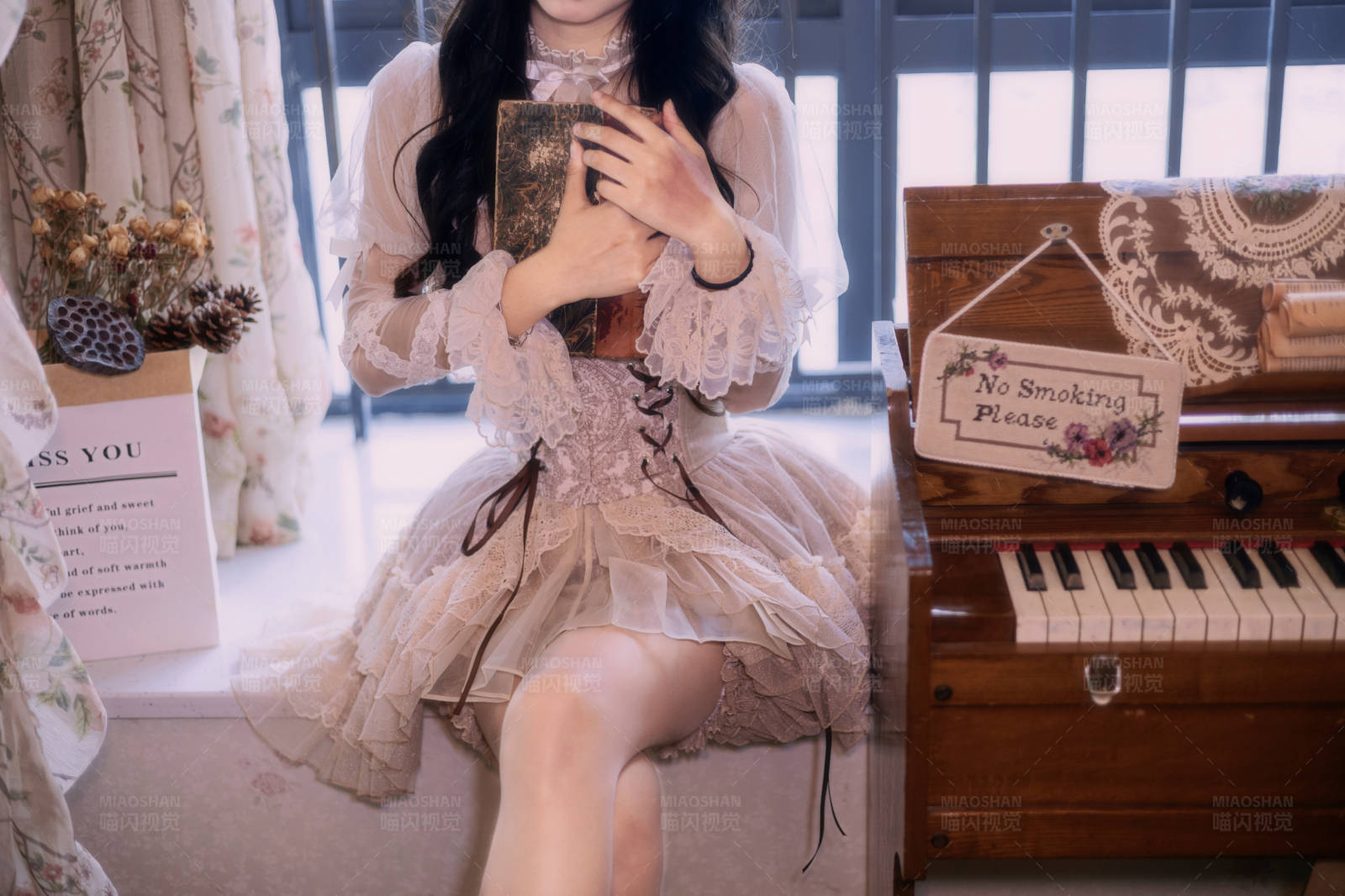 复古少女钢琴前读书图片