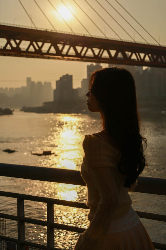 夕阳下的桥边倩影图片