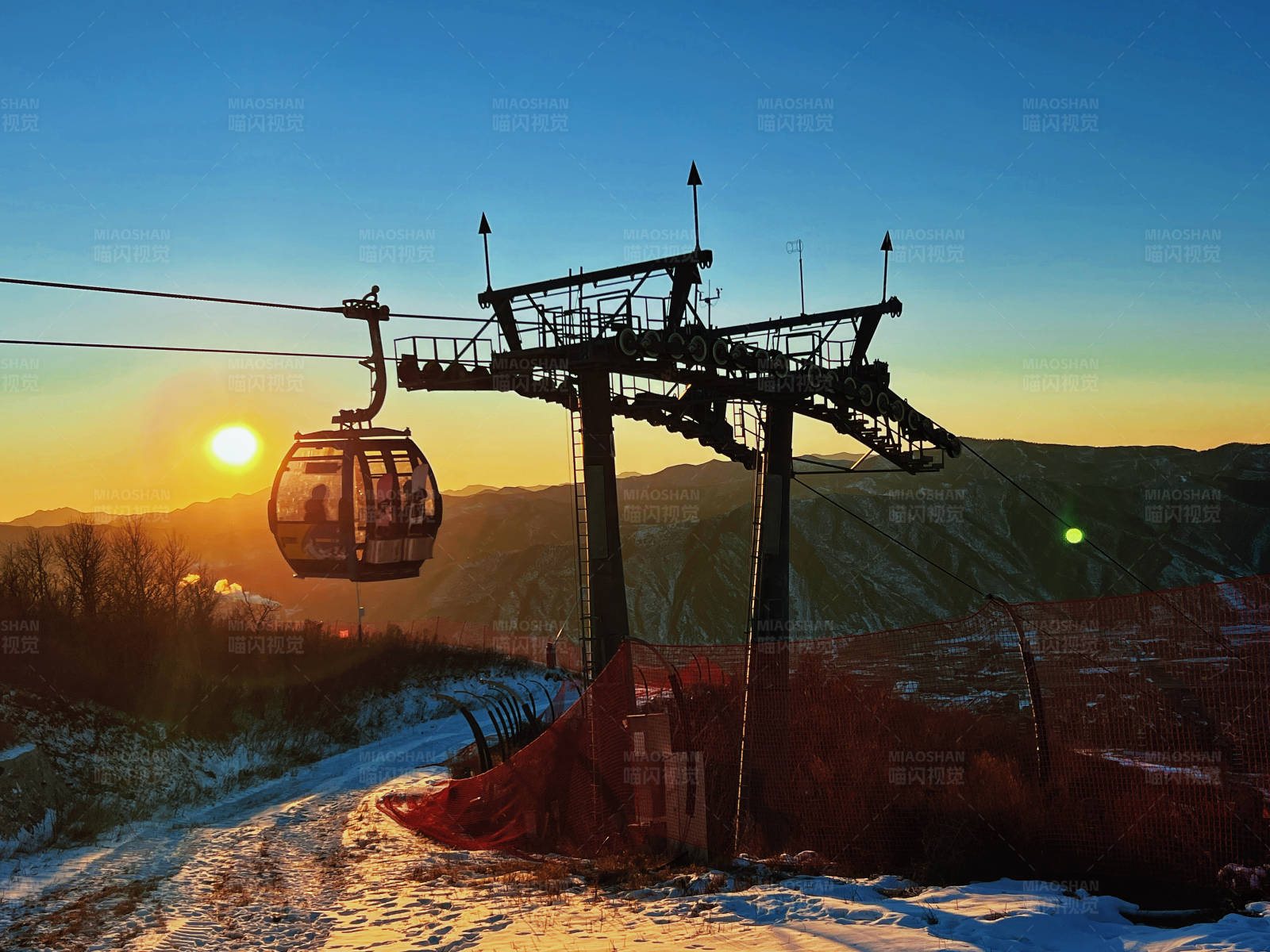 夕阳下的缆车之旅图片